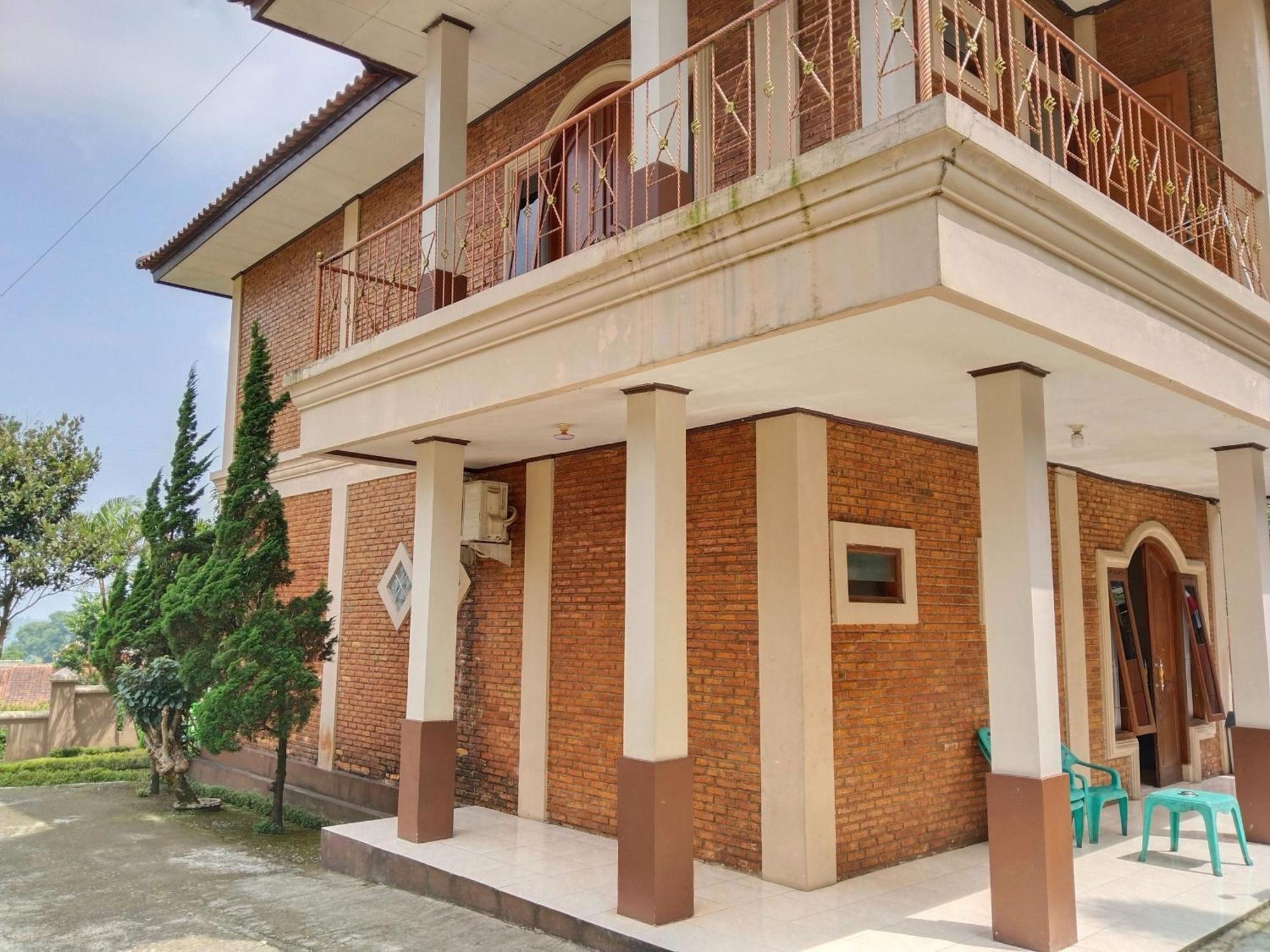 Villa Yustisia Curug 7 Cilember Cisarua Zewnętrze zdjęcie