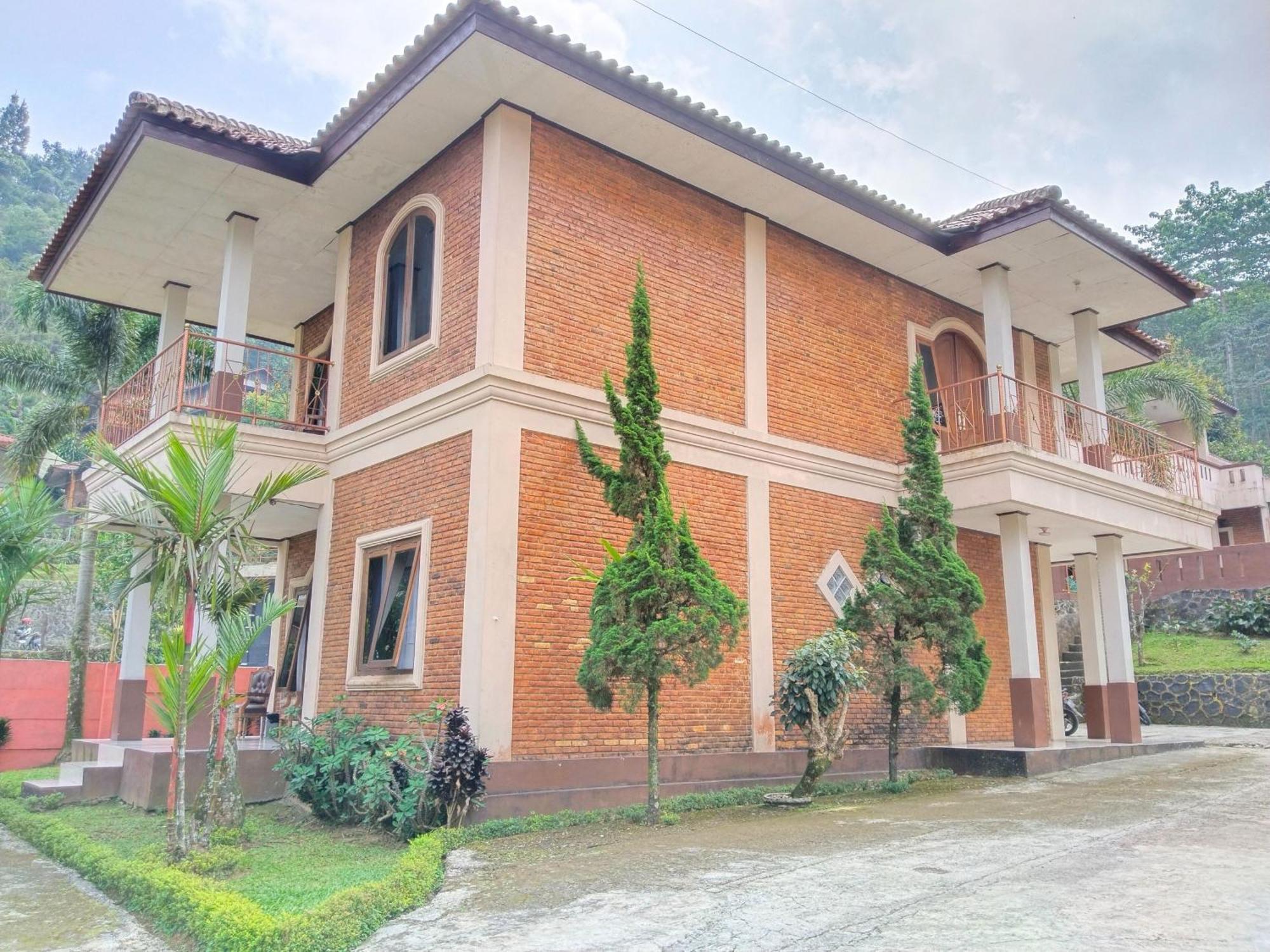 Villa Yustisia Curug 7 Cilember Cisarua Zewnętrze zdjęcie