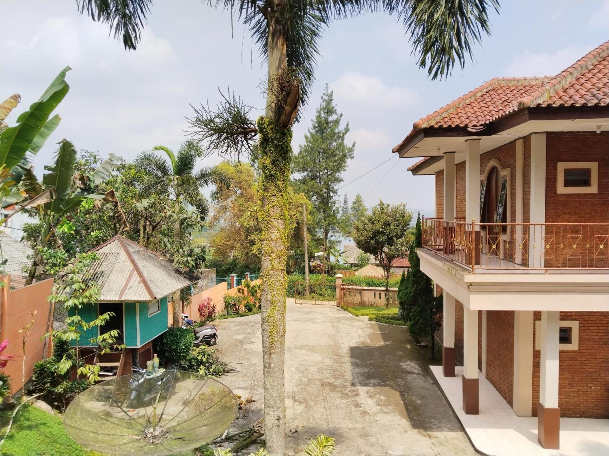 Villa Yustisia Curug 7 Cilember Cisarua Zewnętrze zdjęcie