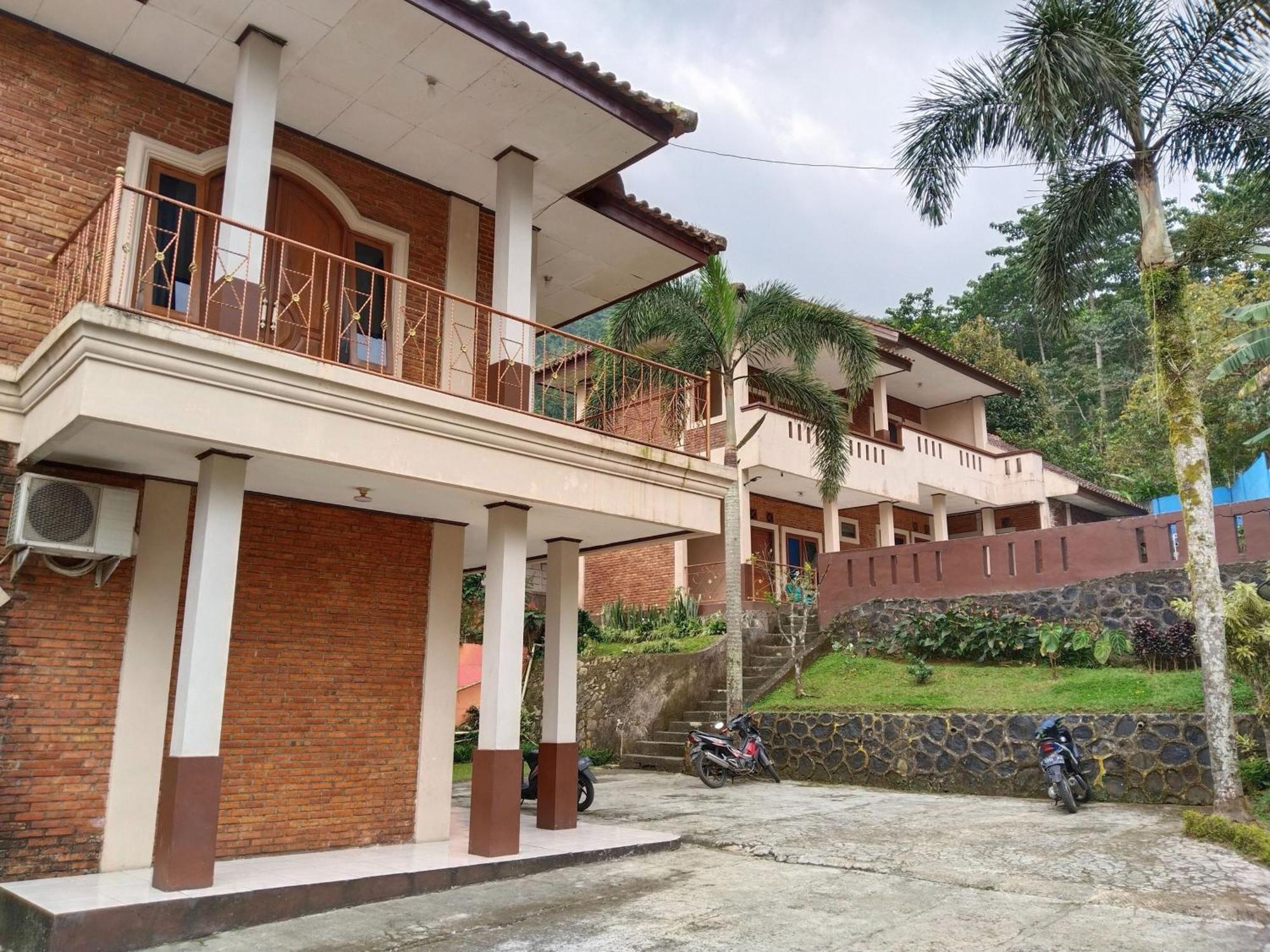 Villa Yustisia Curug 7 Cilember Cisarua Zewnętrze zdjęcie
